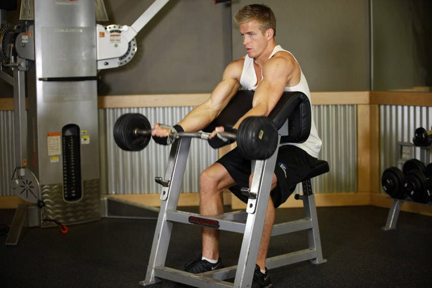 Curl en banco Scott, inicio