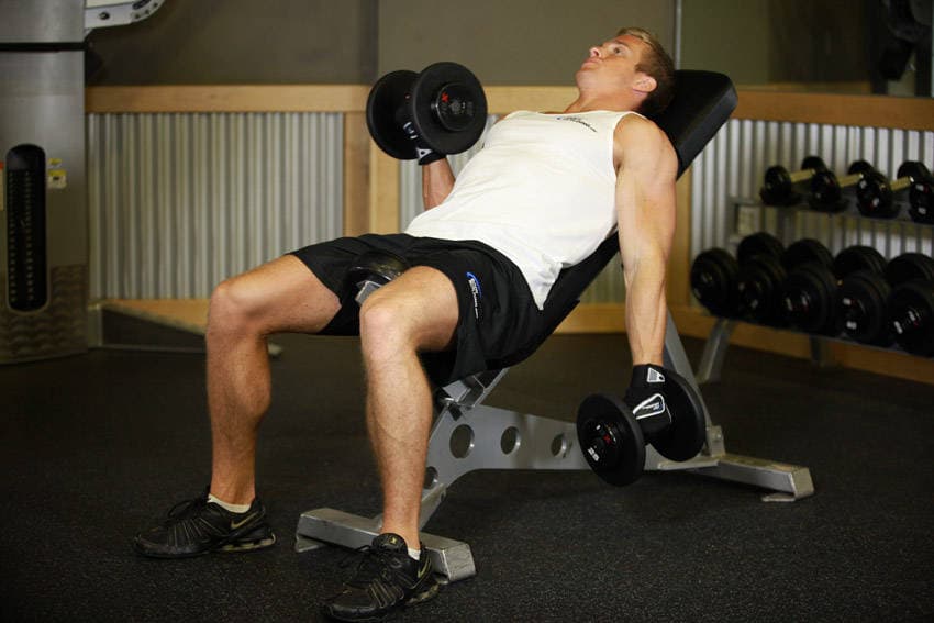 Curl inclinado alterno con mancuernas, final