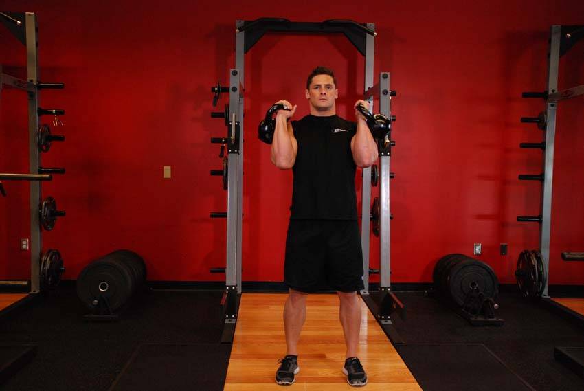 Press alterno con kettlebell, inicio