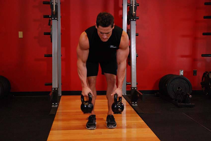 Remo alterno con kettlebell, inicio