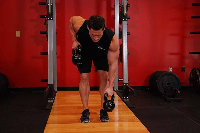 Remo alterno con kettlebell, final