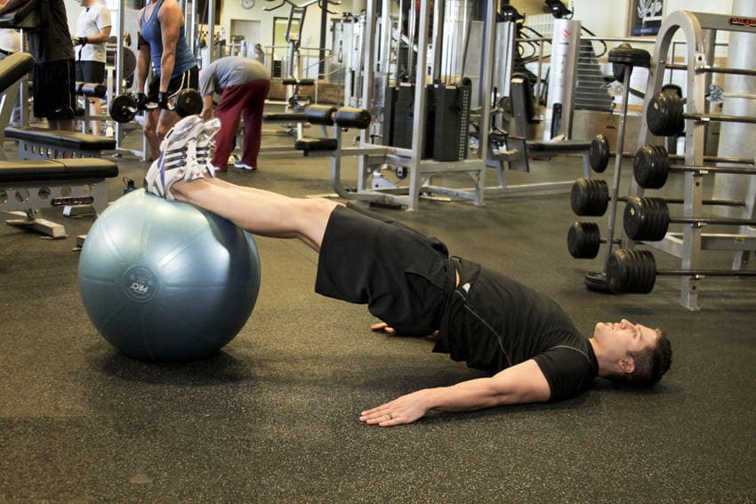 Curl femoral con pelota, inicio
