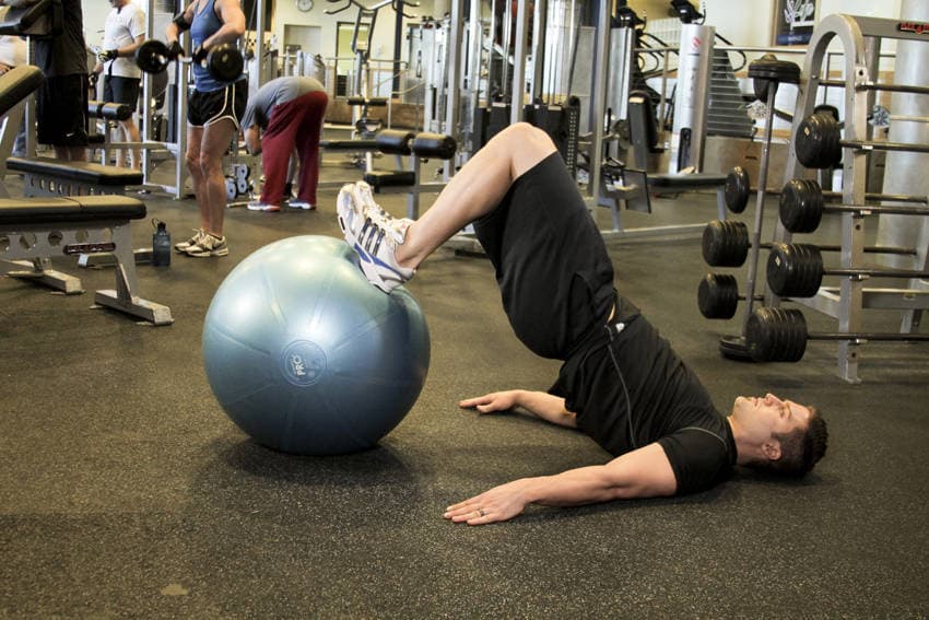 Curl femoral con pelota, final