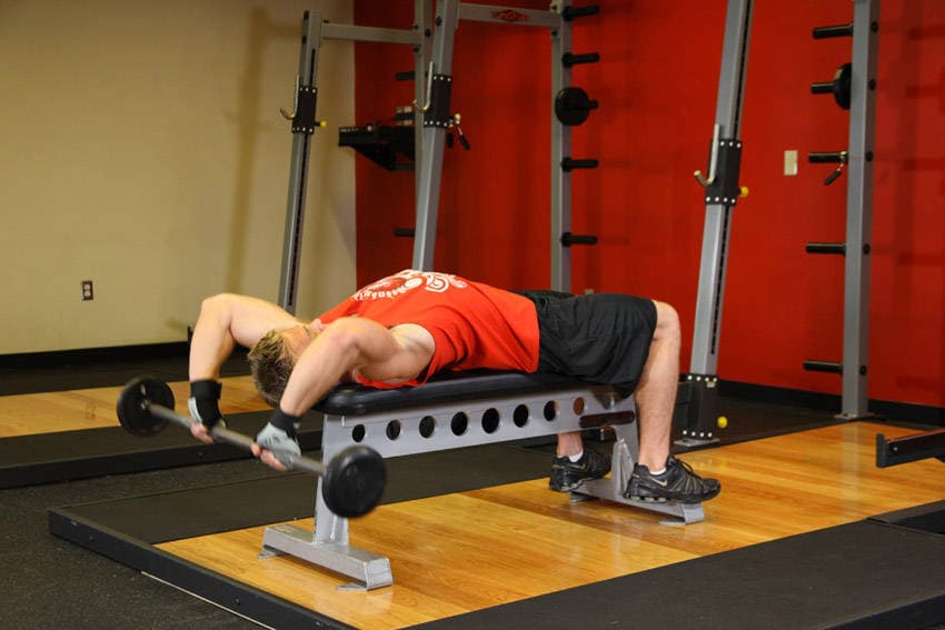 Pullover con barra y brazos flexionados, inicio