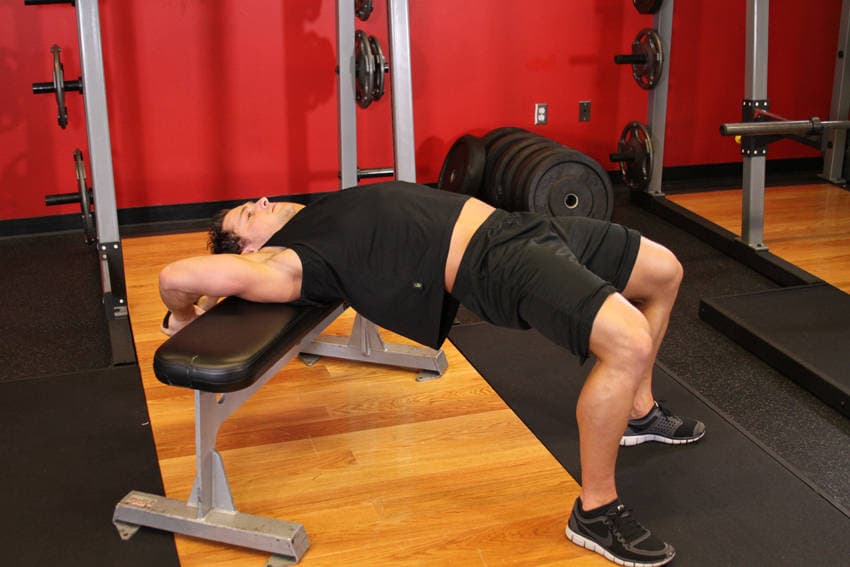 Pullover con mancuerna y brazos flexionados, final