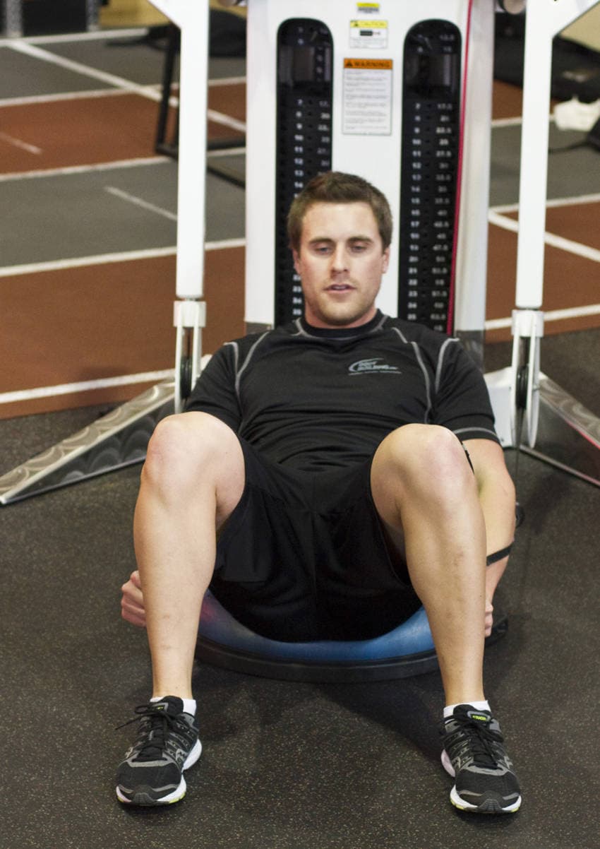 Crunch en polea sobre bosu con flexiones laterales, inicio