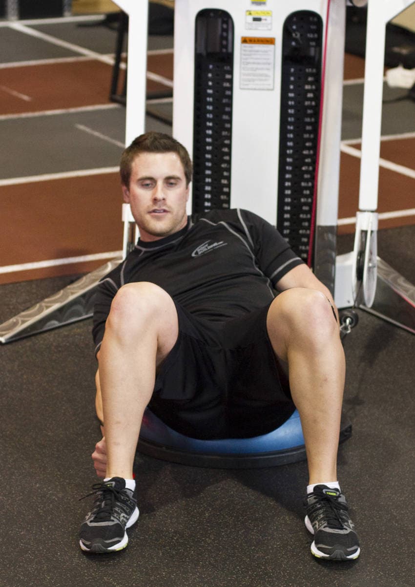 Crunch en polea sobre bosu con flexiones laterales, final