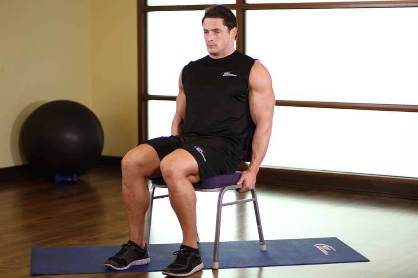 Estiramiento de pierna extendida en silla, inicio