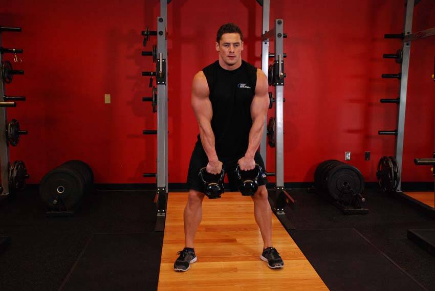 Cargada colgante alterna con dos kettlebells, inicio