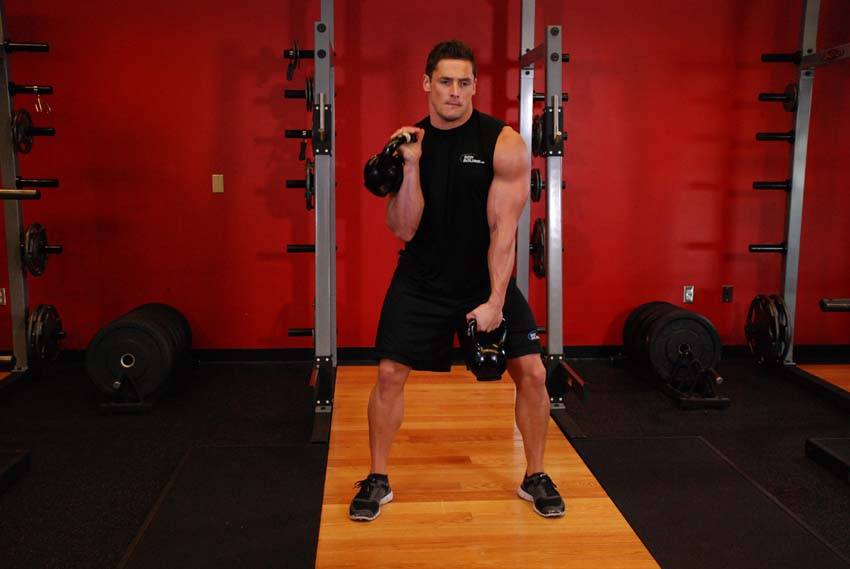 Cargada colgante alterna con dos kettlebells, final