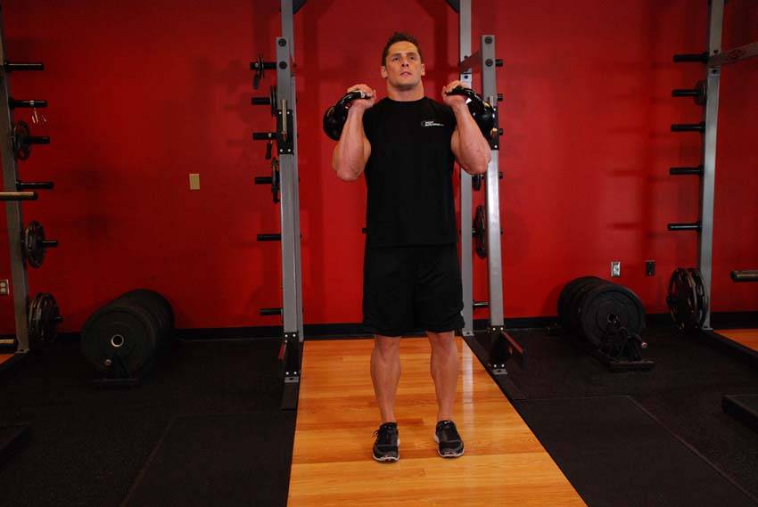 Envión con dos kettlebells, inicio