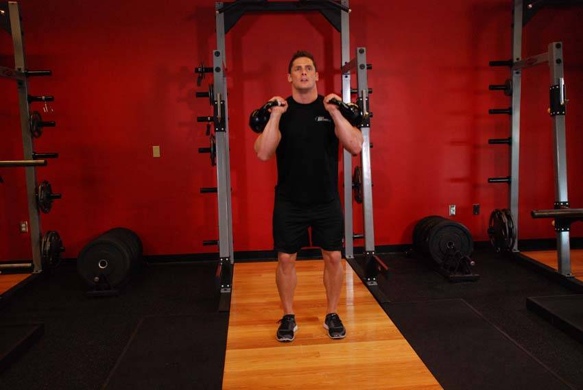 Envión con dos kettlebells, final