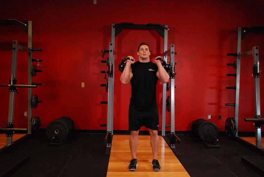 Push press con dos kettlebells, inicio