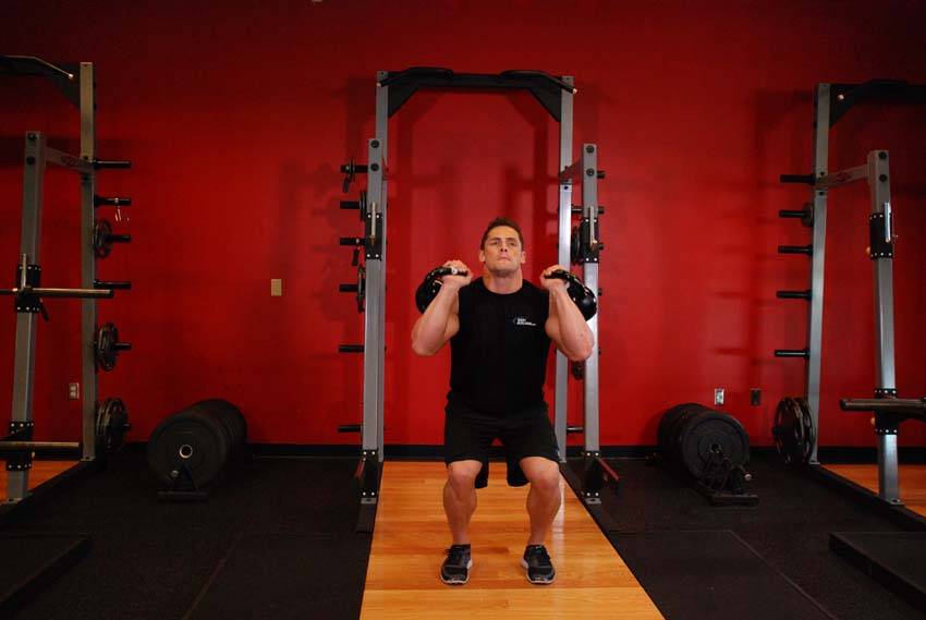 Push press con dos kettlebells, final