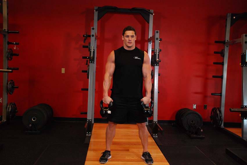 Arrancada con dos kettlebells, inicio