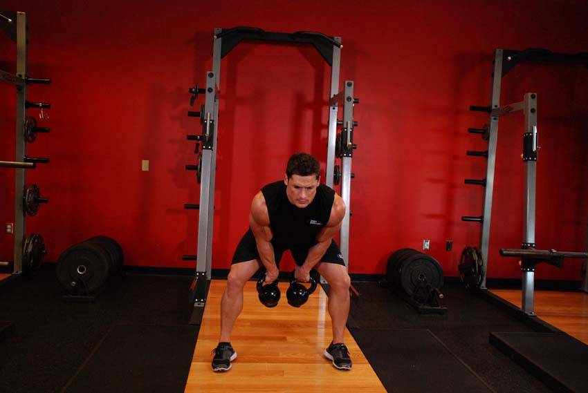 Arrancada con dos kettlebells, final