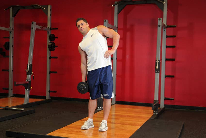Flexión lateral con mancuerna, inicio
