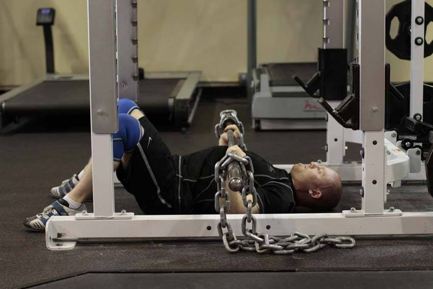 Press en el suelo con cadenas, final