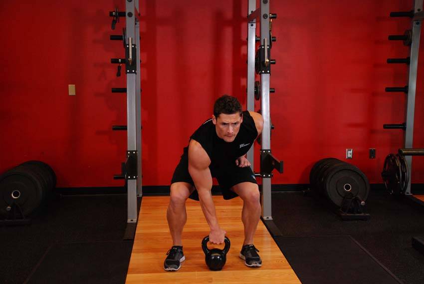 Cargada desde el suelo con kettlebell, inicio