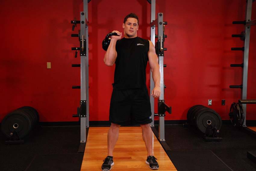 Cargada desde el suelo con kettlebell, final