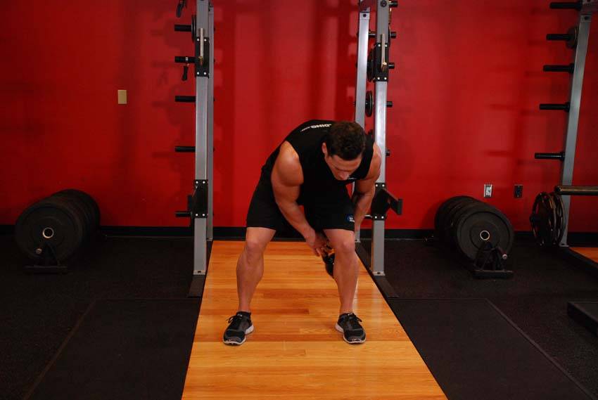 Ocho con kettlebell, inicio