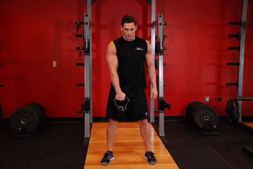 Cargada colgante con kettlebell, inicio