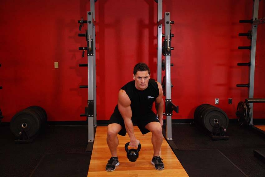 Cargada colgante con kettlebell, final