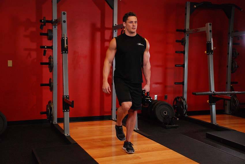Peso muerto a una pierna con kettlebell, inicio