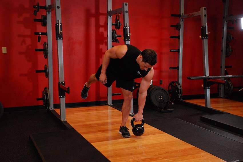 Peso muerto a una pierna con kettlebell, final