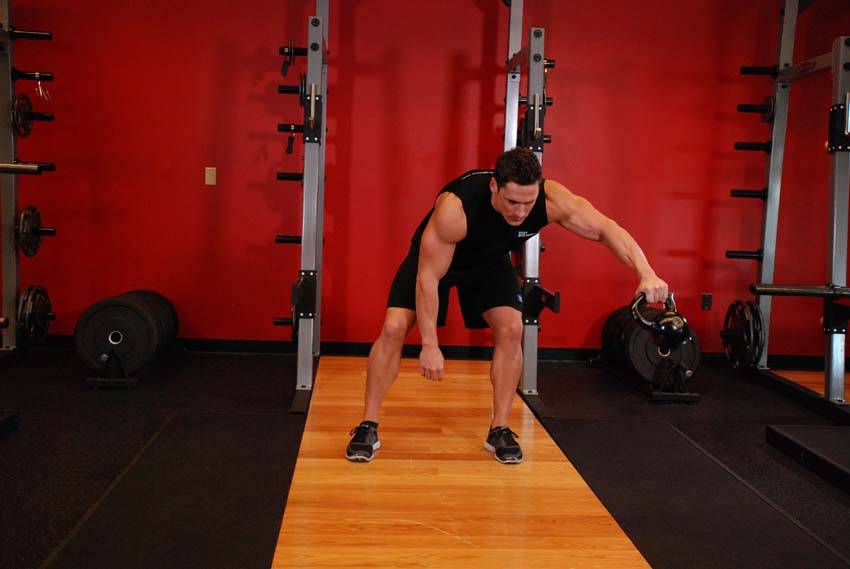 Pase de kettlebell entre las piernas, inicio