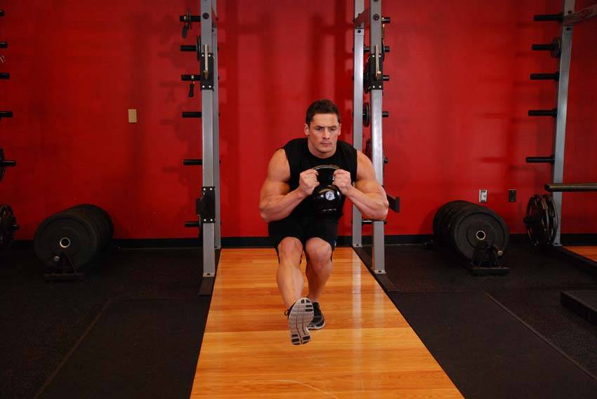 Sentadilla pistol con kettlebell, final