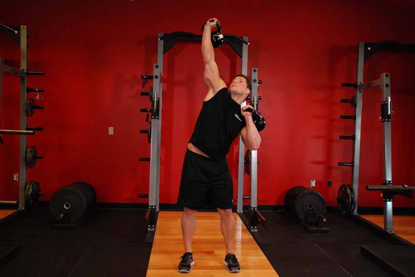 Press alterno tipo balancín con kettlebells, final