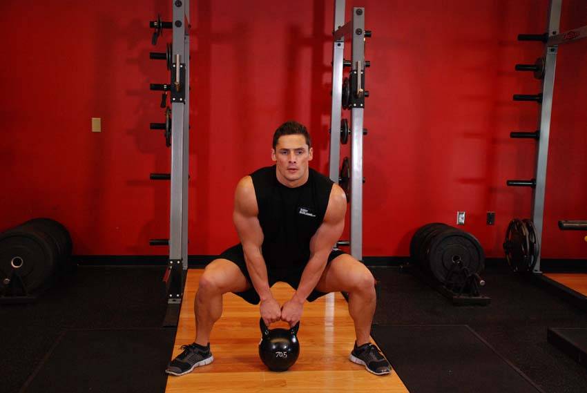 Tirón alto sumo con kettlebell, inicio
