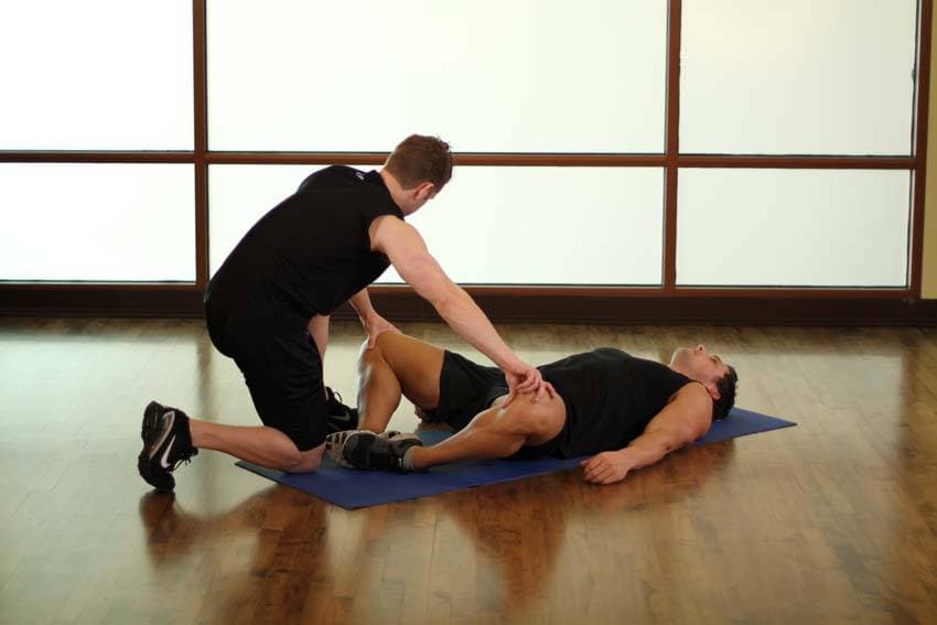Estiramiento de ingle tumbado con la pierna flexionada, final