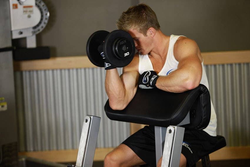 Curl en banco Scott a un brazo con mancuerna, final