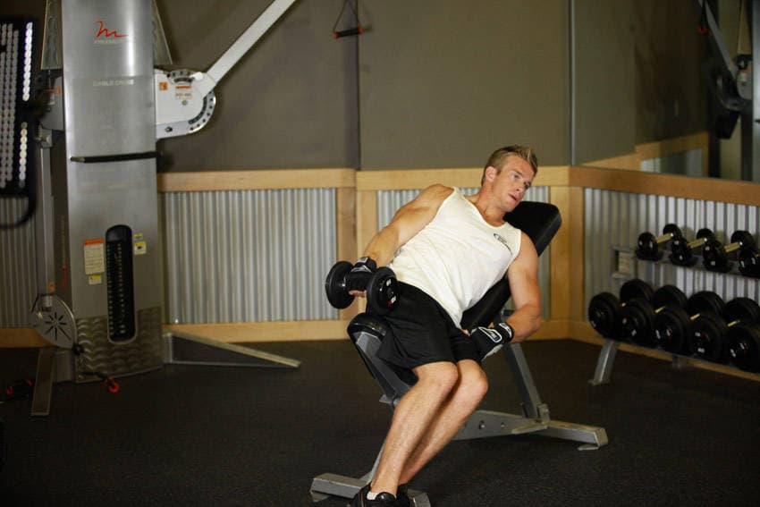 Elevación lateral inclinada a un brazo, inicio