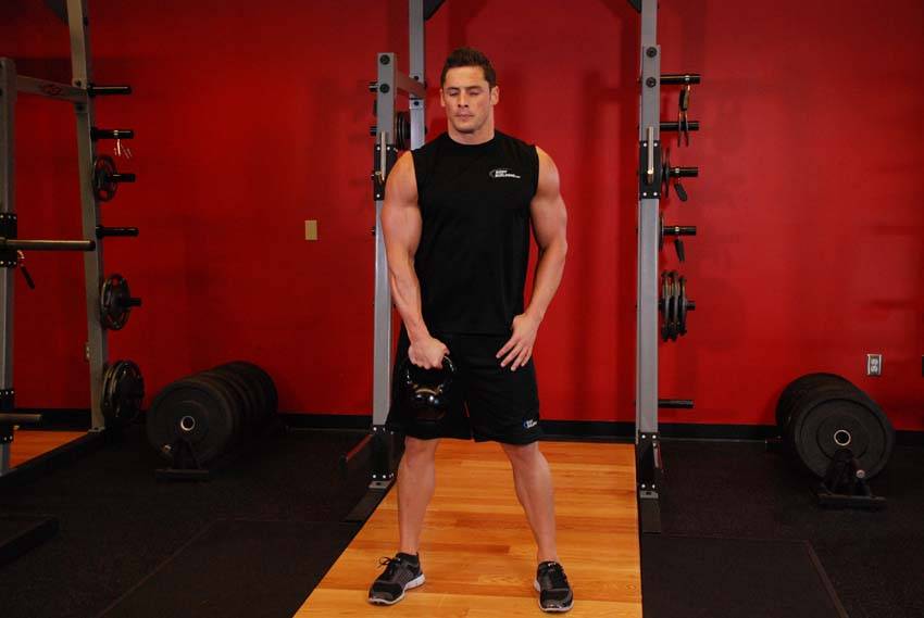 Cargada a un brazo con kettlebell, inicio