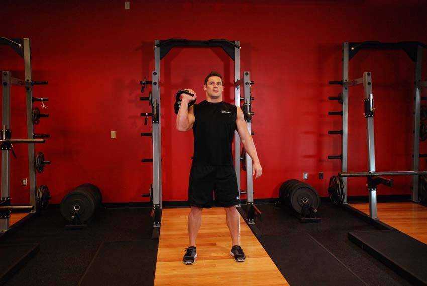 Envión a un brazo con kettlebell, inicio