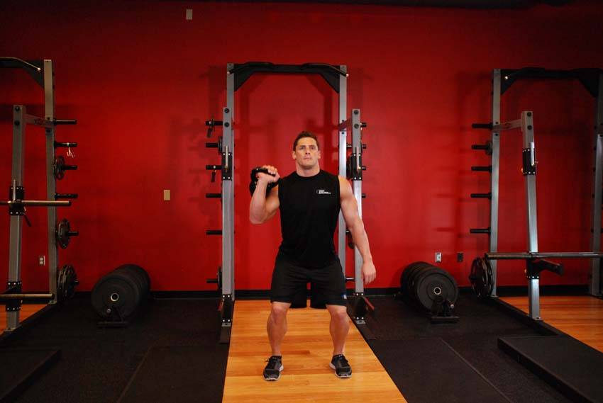 Envión a un brazo con kettlebell, final