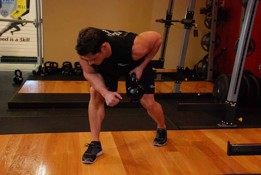 Remo a un brazo con kettlebell, final