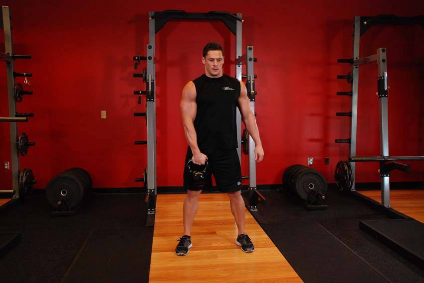 Arrancada a un brazo con kettlebell, inicio