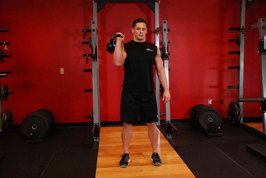 Envión en tijera a un brazo con kettlebell, inicio