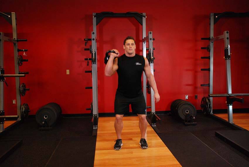 Envión en tijera a un brazo con kettlebell, final