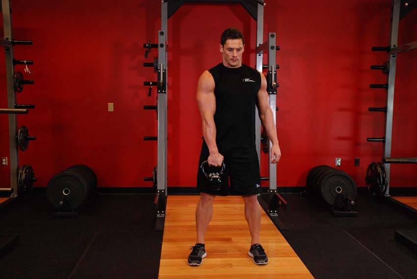 Arrancada en tijera a un brazo con kettlebell, inicio