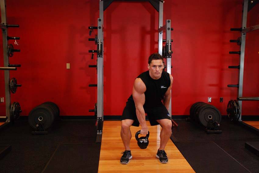 Arrancada en tijera a un brazo con kettlebell, final