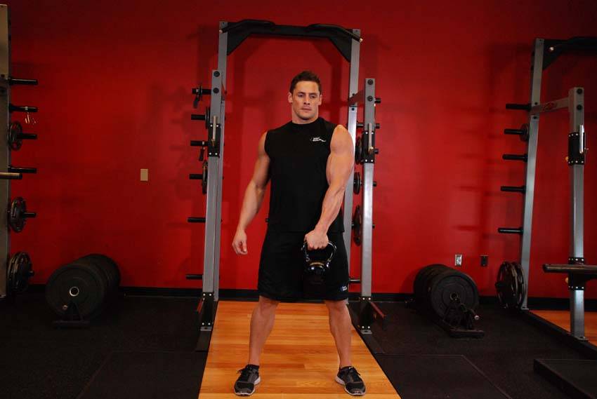 Swing a un brazo con kettlebell, inicio