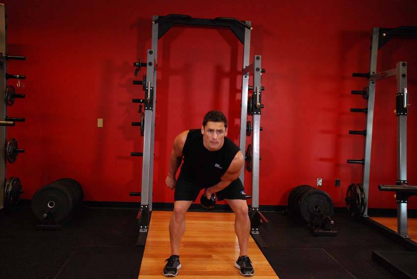 Swing a un brazo con kettlebell, final