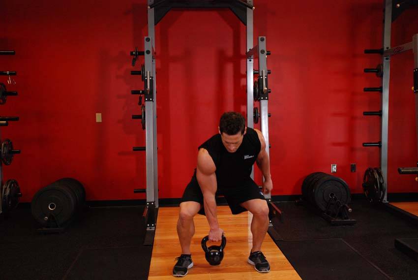 Cargada a un brazo con la palma abierta con kettlebell, inicio