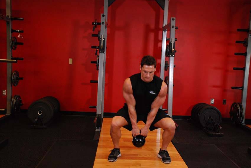 Cargada con la palma abierta con kettlebell, inicio