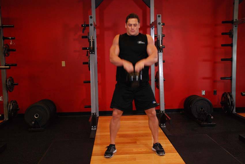 Cargada con la palma abierta con kettlebell, final